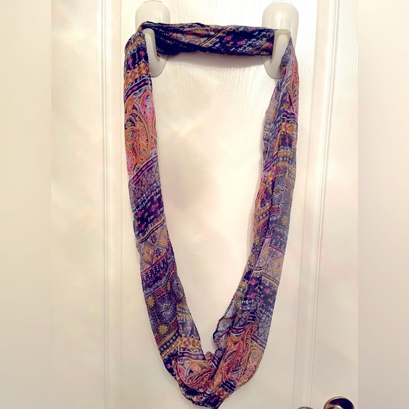 Ardene infinity scarf o/s - with design - Picture 1 of 6